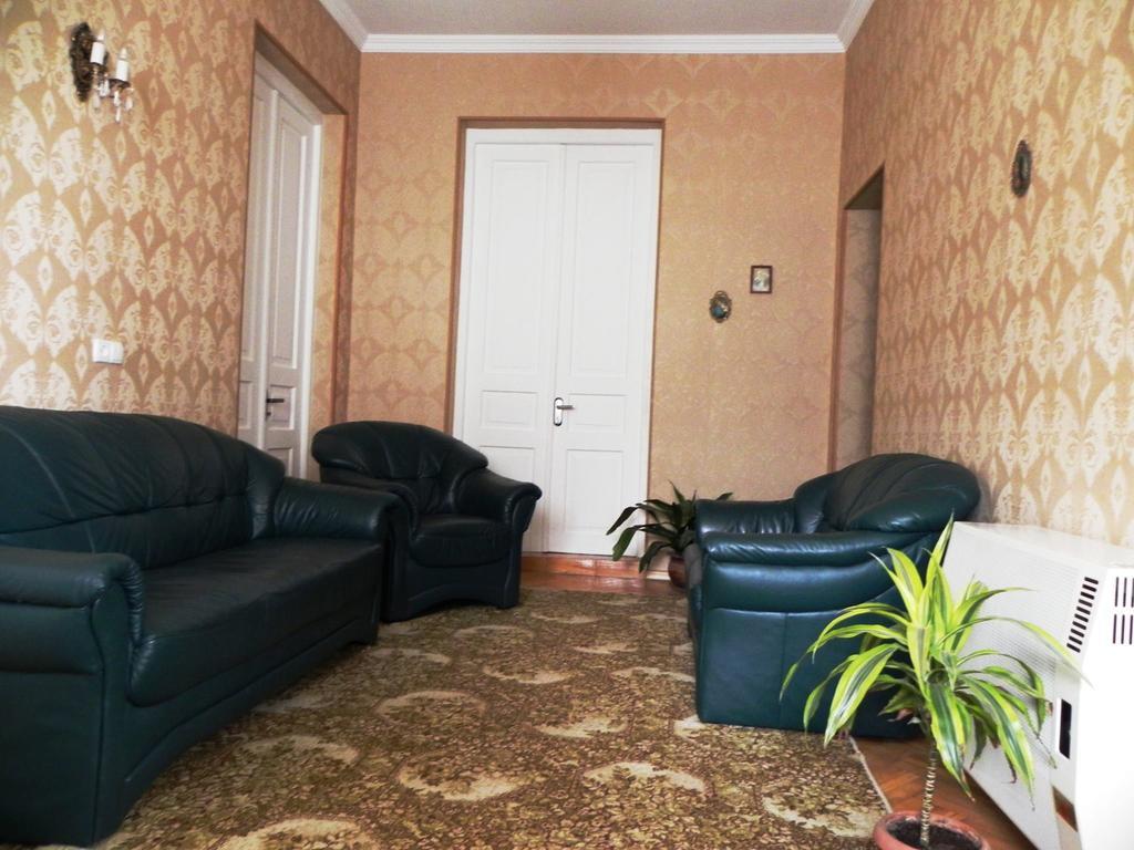 Tinikos Guest House Telavi Bagian luar foto