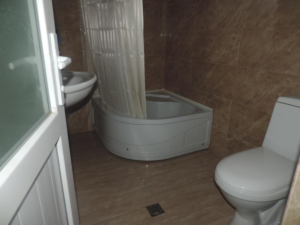 Tinikos Guest House Telavi Bagian luar foto