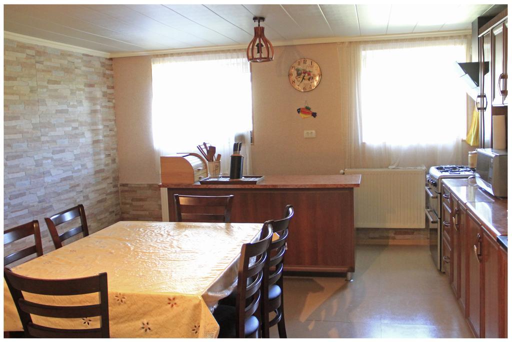 Tinikos Guest House Telavi Bagian luar foto