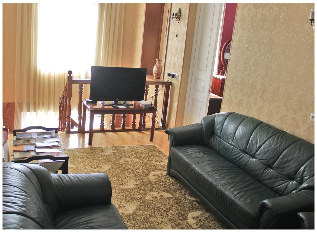 Tinikos Guest House Telavi Bagian luar foto