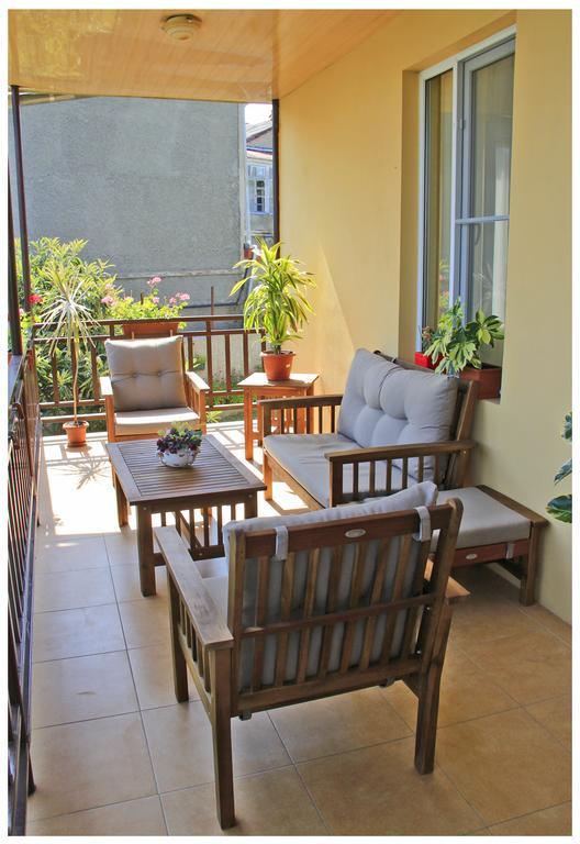 Tinikos Guest House Telavi Bagian luar foto