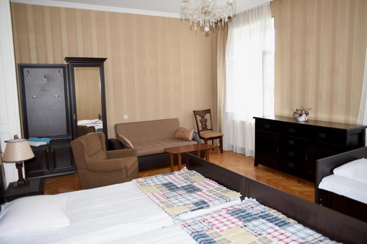 Tinikos Guest House Telavi Bagian luar foto