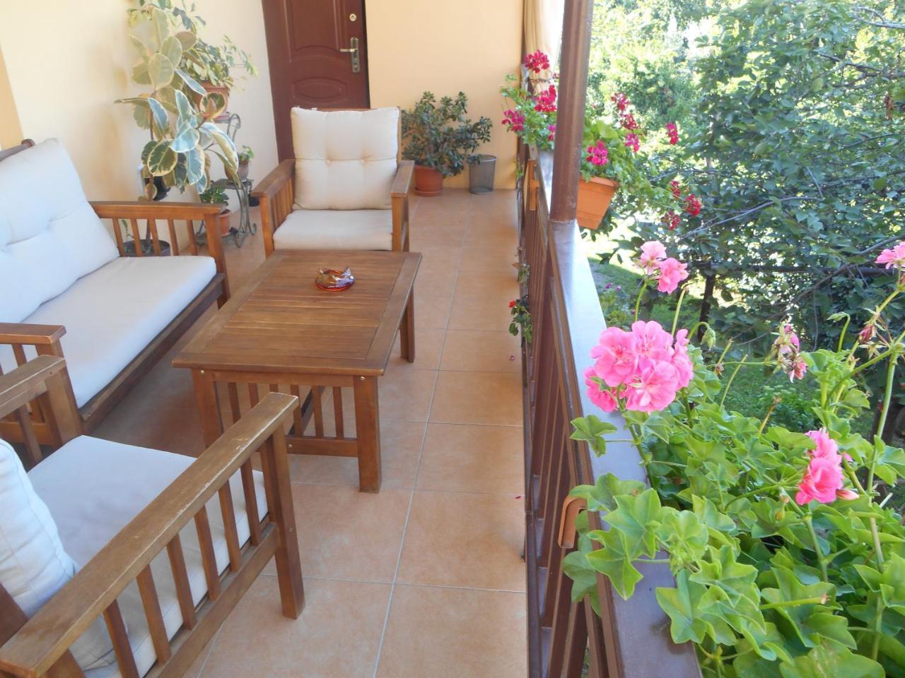 Tinikos Guest House Telavi Bagian luar foto