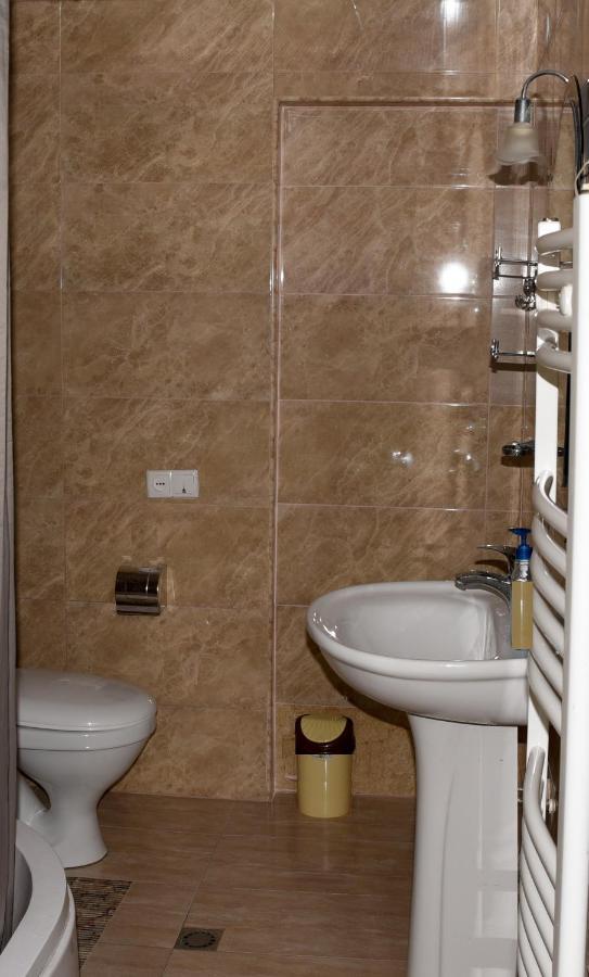 Tinikos Guest House Telavi Bagian luar foto