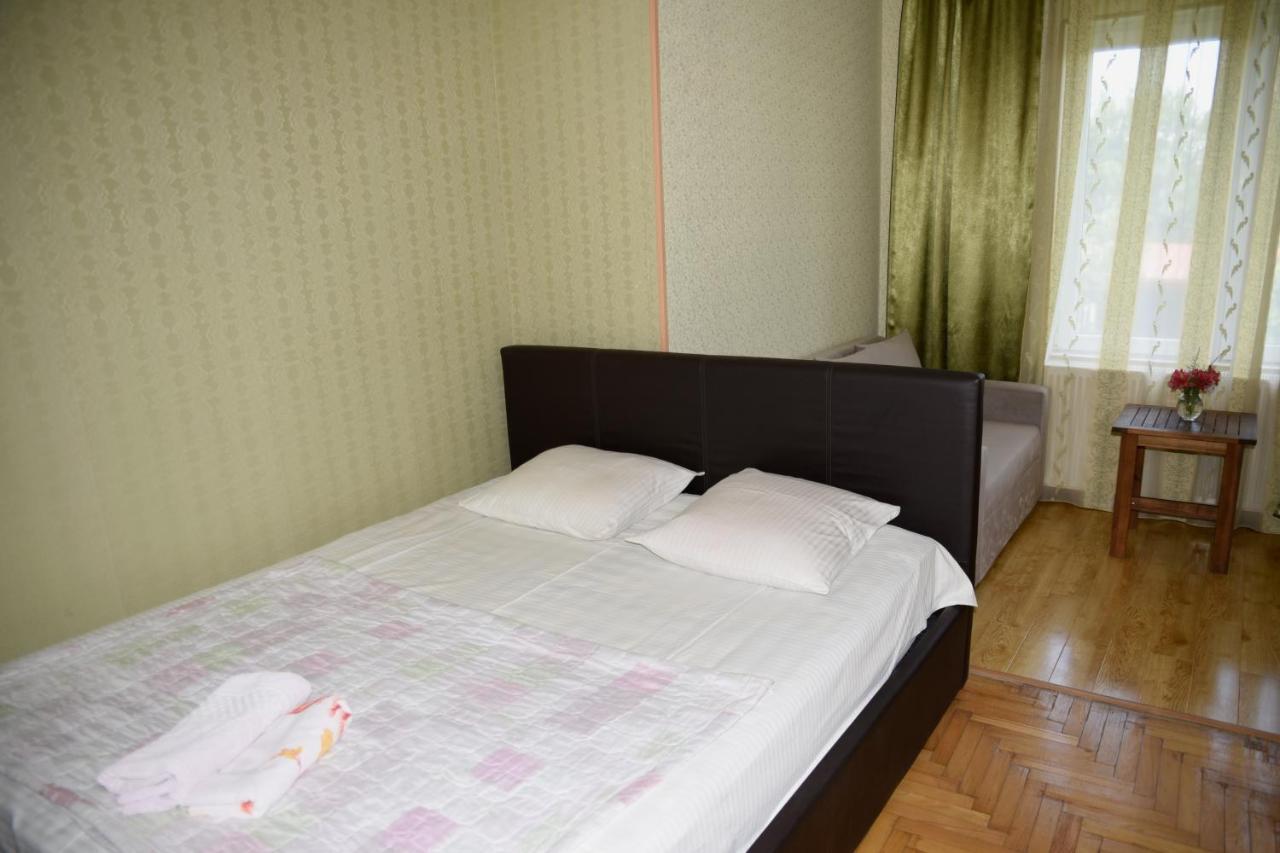 Tinikos Guest House Telavi Bagian luar foto