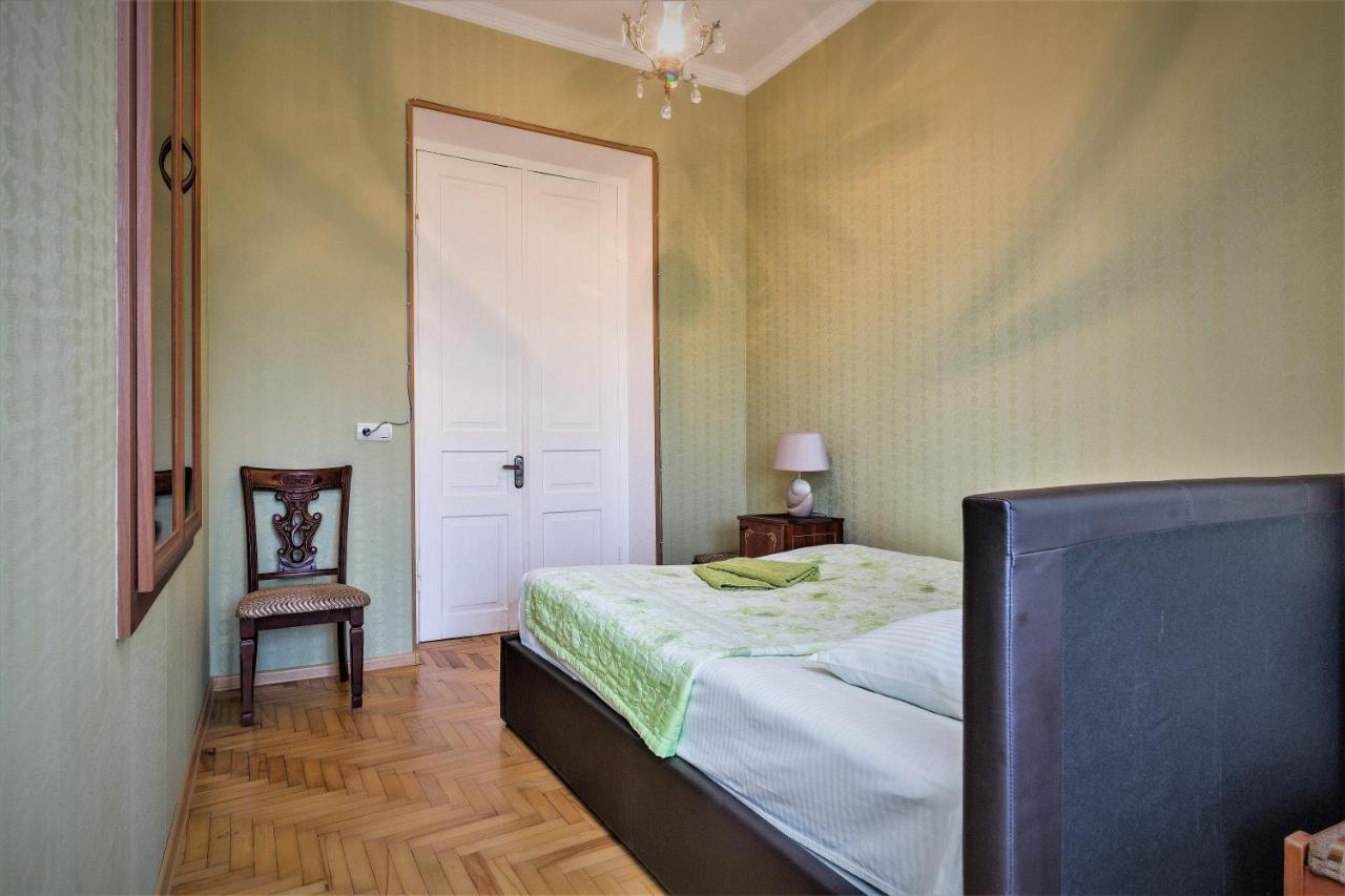 Tinikos Guest House Telavi Bagian luar foto