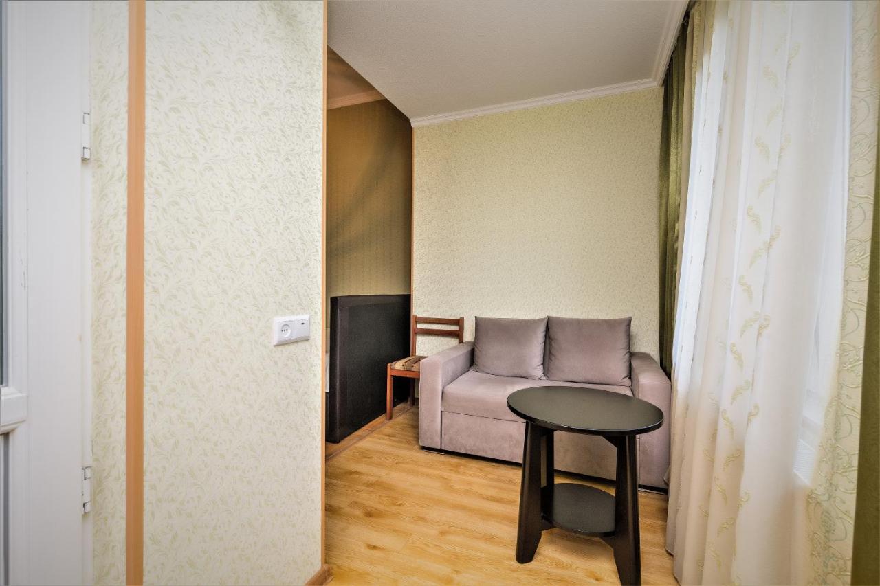 Tinikos Guest House Telavi Bagian luar foto