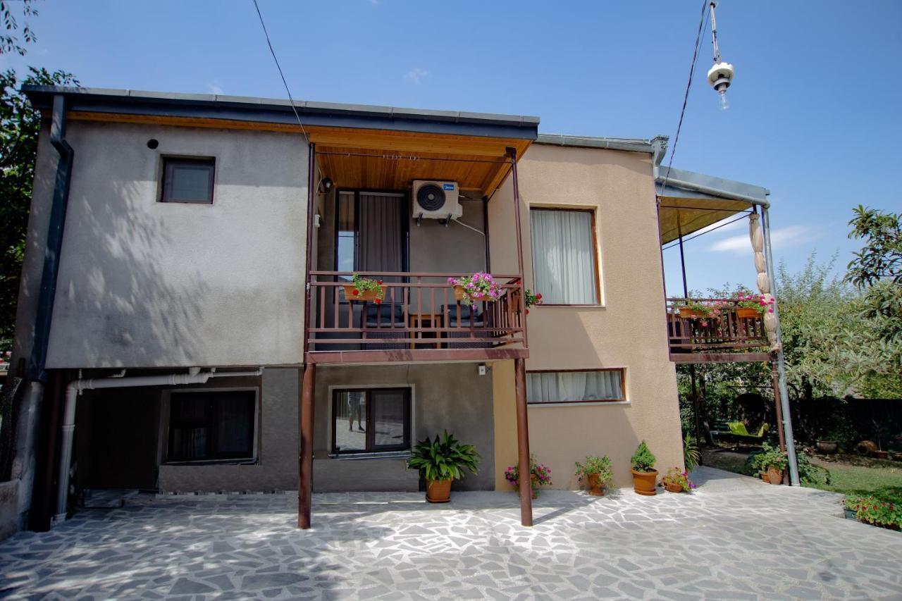 Tinikos Guest House Telavi Bagian luar foto