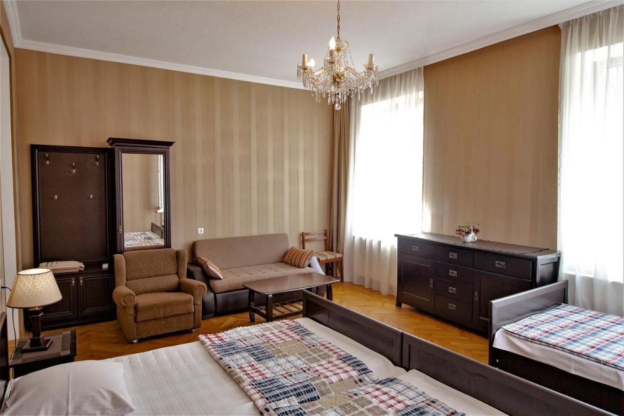 Tinikos Guest House Telavi Bagian luar foto
