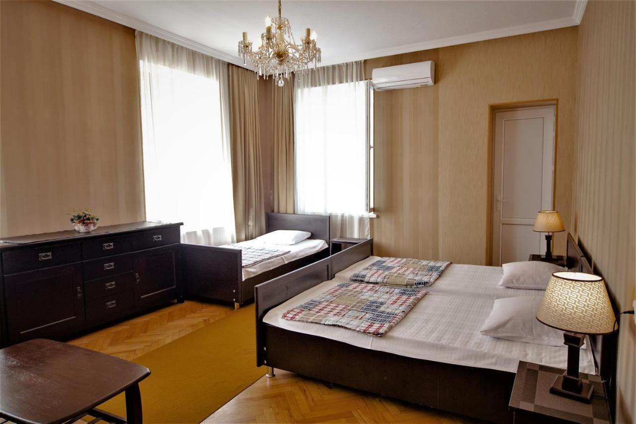 Tinikos Guest House Telavi Bagian luar foto