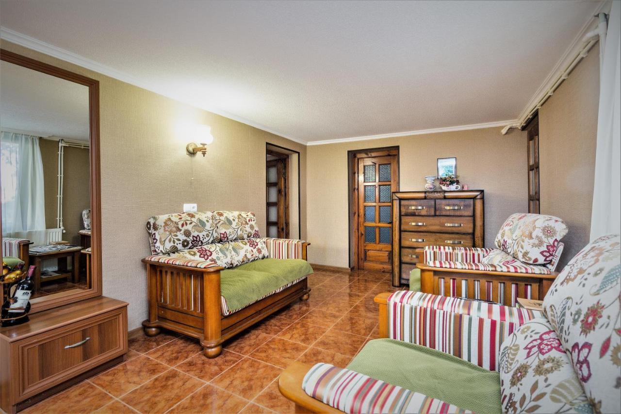 Tinikos Guest House Telavi Bagian luar foto